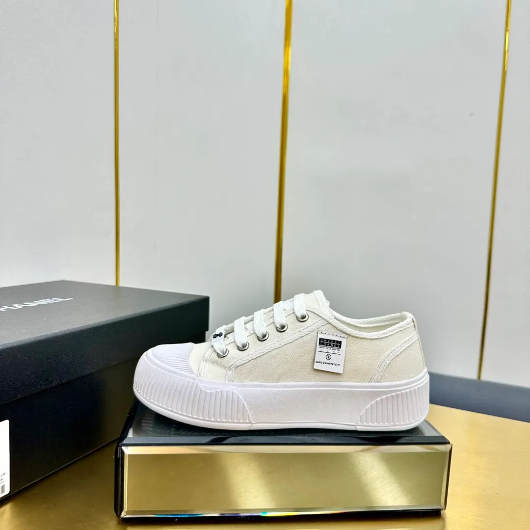 👟👟Ex-factory price 420👟👟 Chanel Chanel - 2024 counter top casual panda shoes sneakers. This classic design; the upper is electro-embroidered with a variety of techniques; the outsole is fashionable and sporty; it is unusual to incorporate a variety of color matching elements... The diversified mix and match is very beautiful and versatile, and can be used for leisure, fashion, sports and outdoor... ꫛꫀꪝ Go➫ Material: ❶The upper is made of: original imported mercerized velvet++ waterproof cloth ❷The inner lining is made of: sheepskin. Full set of boutique packaging for women 35–41